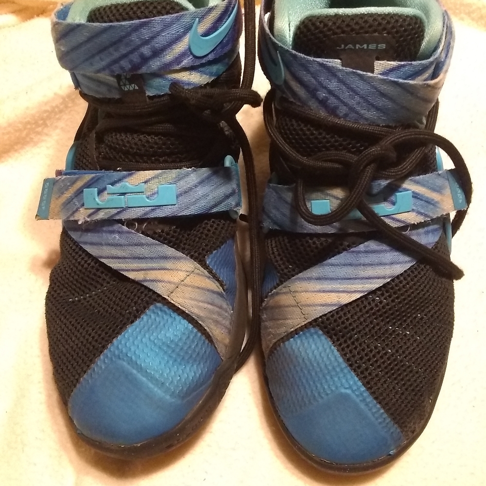 LeBron James tennis shoes - Picture 1 of 10